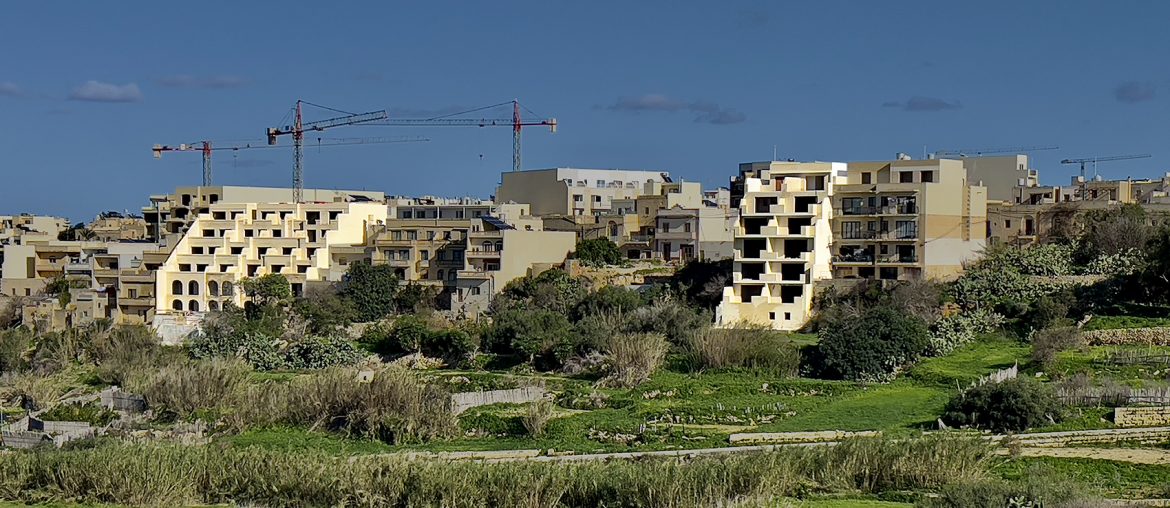 Architect of ridgetop 7-storey block developed in stages faced earlier probe for fragmentary applications